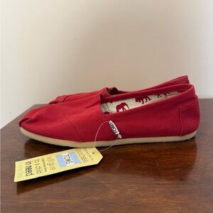 NWT Toms classic canvas slip on loafers solid red size 9